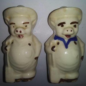 #19 Shawnee Farmer Pigs Salt and Pepper Shakers Set